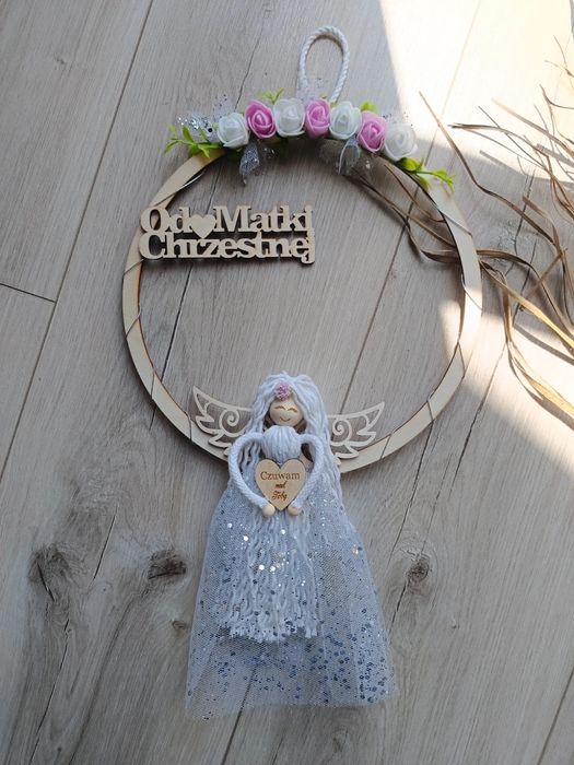 Aniołek z makramy wiszący komunia święta chrzest