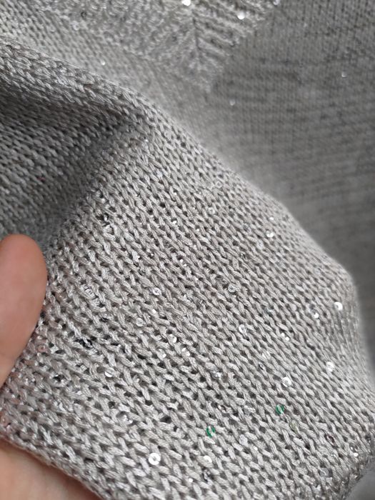 Sweter w kolorze szampańskim z xekinami