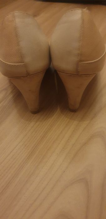 Buty na obcasie w kolorze ecri.  J