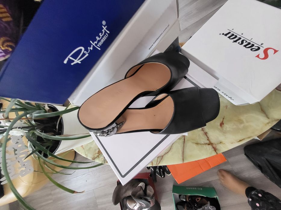 Літні шльопанці з натуральної шкіри з інкрустованим каблучком