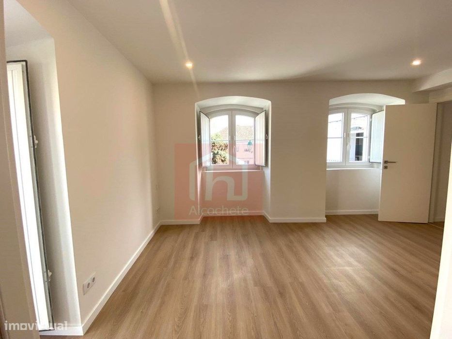 Apartamento duplex T2+2 com terraço no centro histórico Alcochete