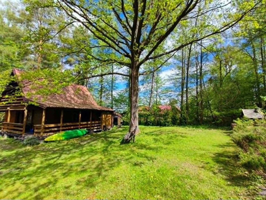 Domek nad jeziorem --- Majdy (Olsztyn) z linią brzegową i pomostem.