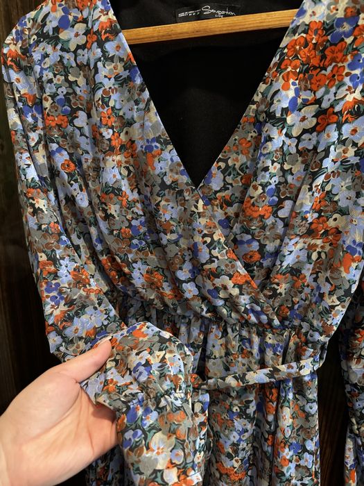 Жіночна сукня з квітковим принтом та акцентом на талії