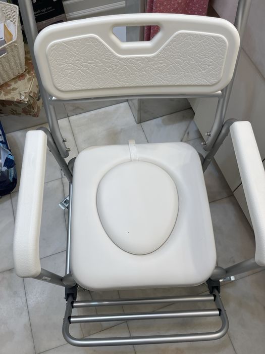 Cadeira sanitária de 4 rodas