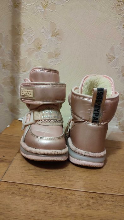 Зимове взуття дівчинка