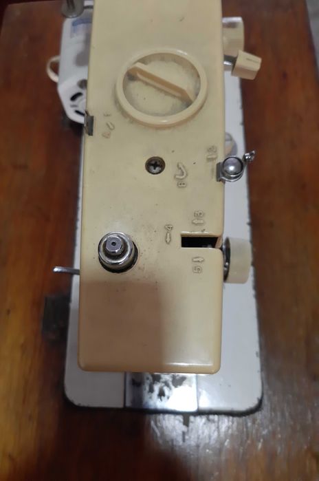 Máquina de costura e bordar64398357465985123