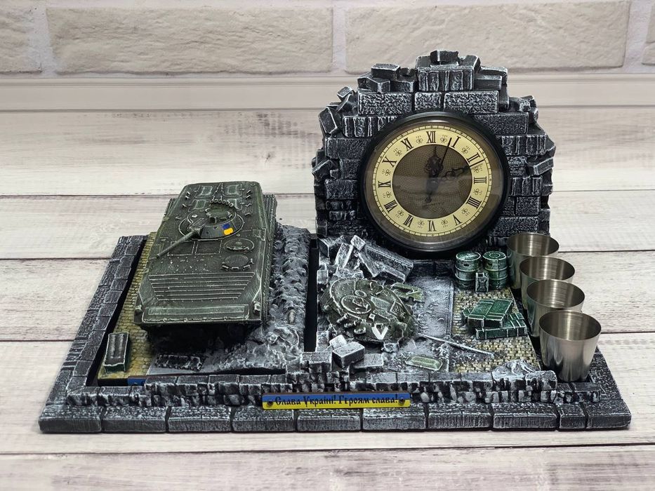 Підставка міні - бар #1 з часами - це чудовий подарунок для побратима