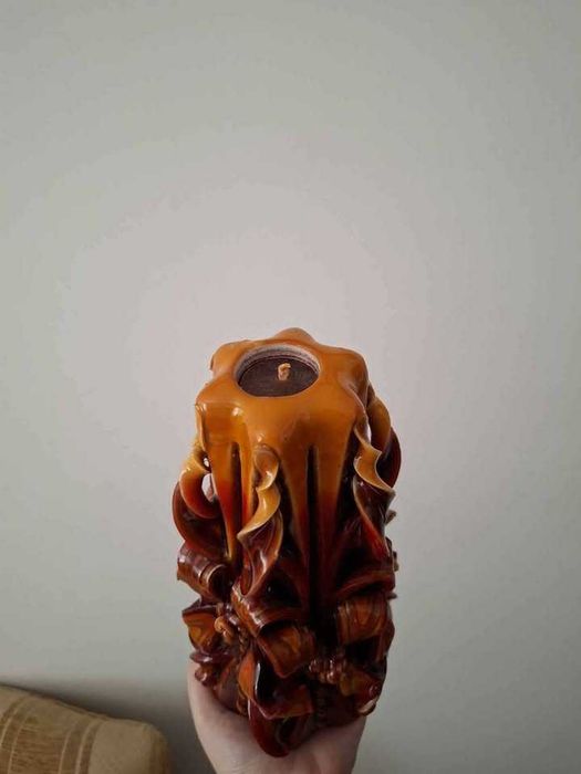 Artigos decorativos: jarras, garrafões, velas, pratos, pinhas