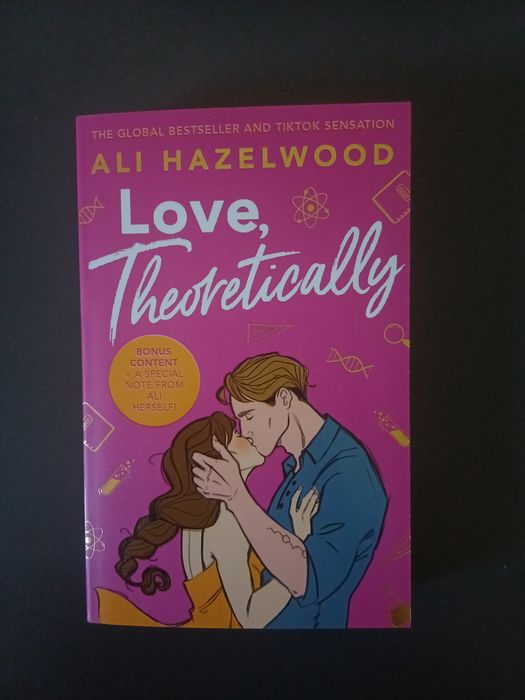 Книга «Love, Theoretically» від Ali Hazelwood