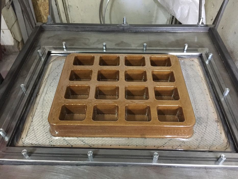 Вакуумне формування виробів з термопластику, формування з піддувом