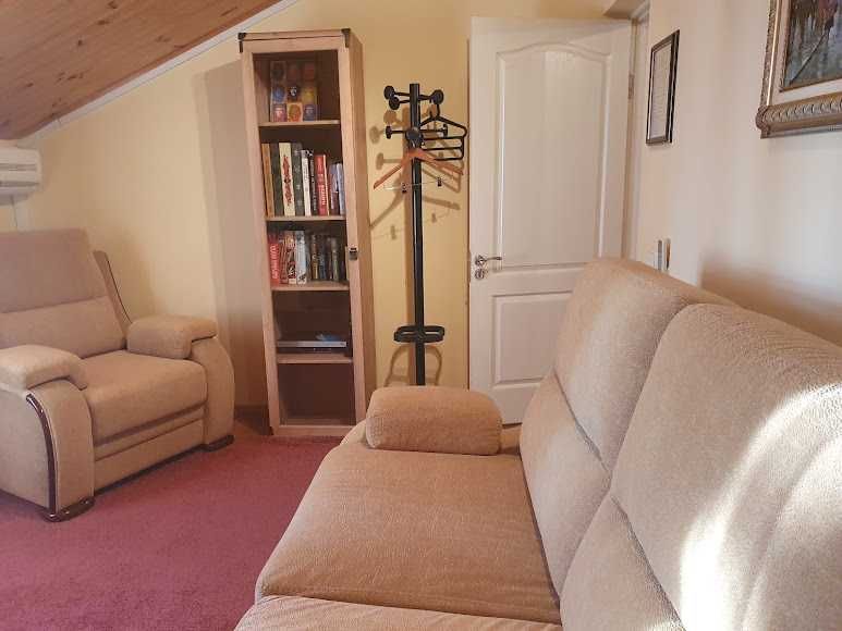 Подобова оренда сучасного будинку на березі Дніпра в сосновому лісі.