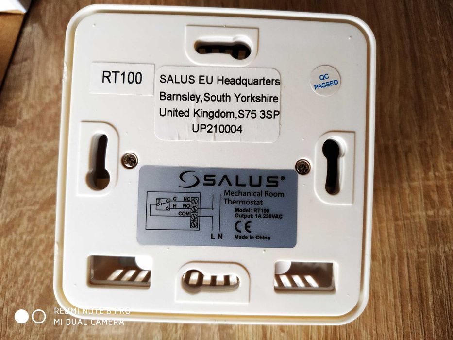 SALUS RT100 Dobowy, przewodowy, regulator temperatury