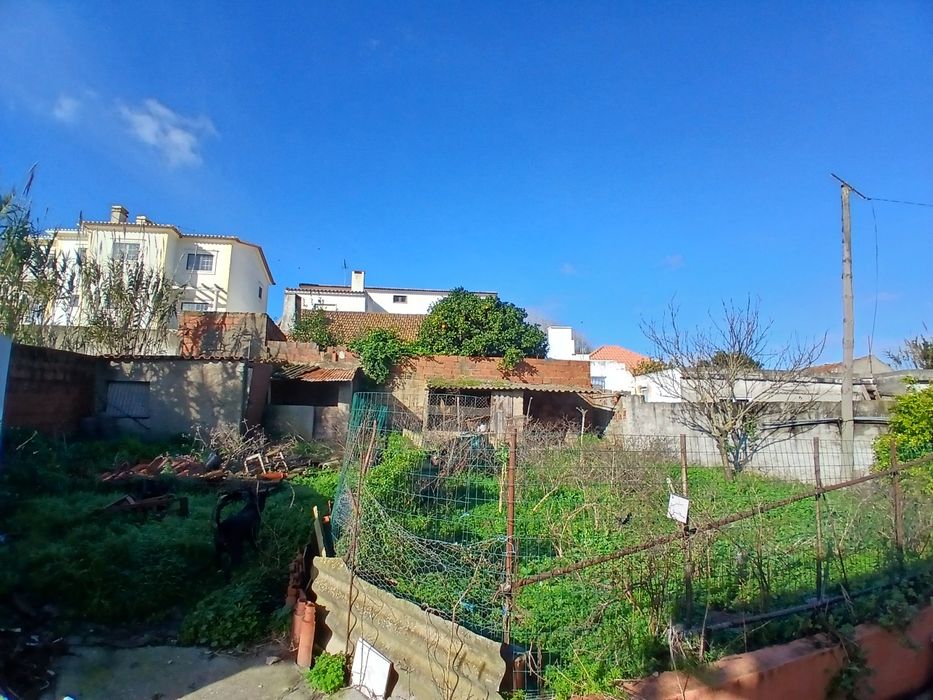 Moradia antiga, anexos, garagem e quintal