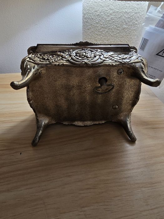 Guarda joias antigo com música