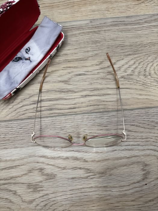 Złote różowe cienkie okrągłe metalowe oprawki okulary korekcyjne