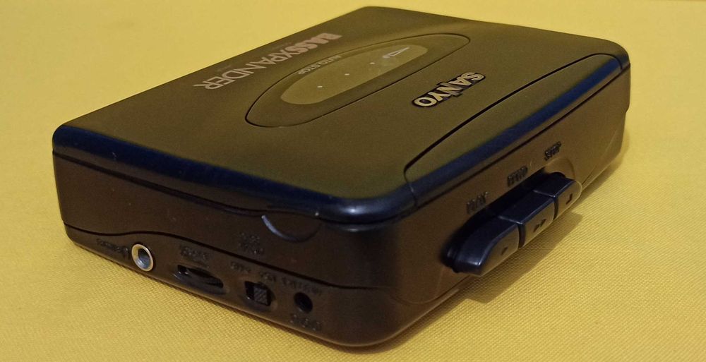 Кассетный плеер SANYO VIP-1,наушники KOSS