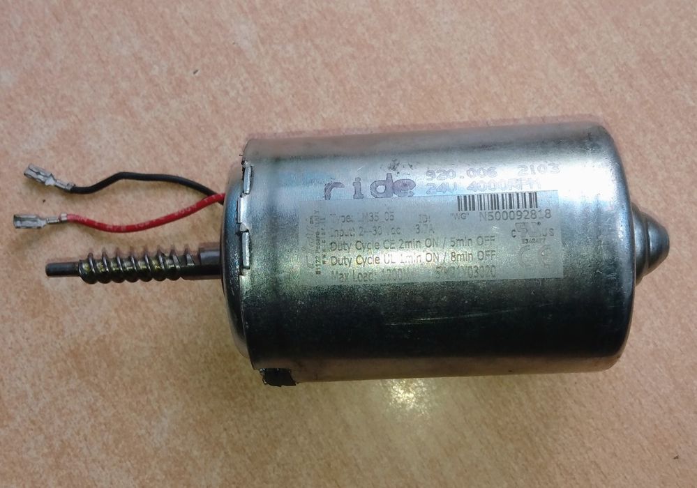 Silnik DC 24-30V/3,7A/100W/ok.3000 obr/min do siłownika.