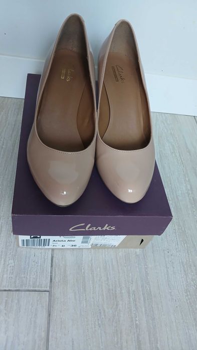 Туфли-лодочки Clarks нюдовые 36 р. Лаковая кожа