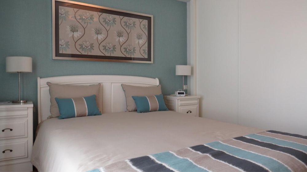 Mobilia de quarto em  madeira maciça