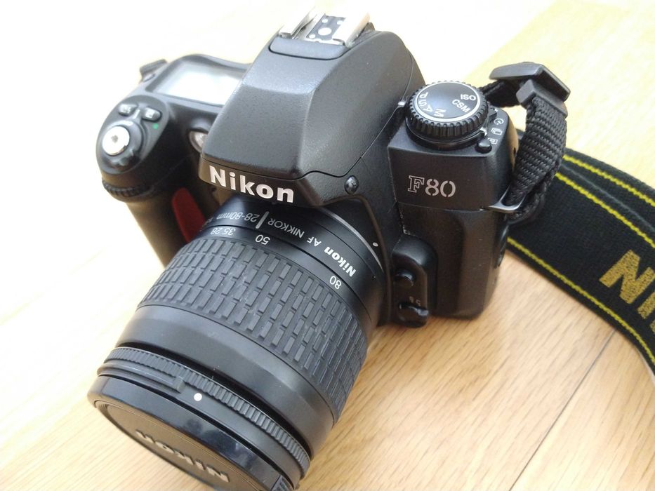 Nikon F80 + objectiva Nikkor AF 28-80mm