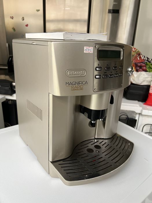 Кавова машина Delonghi Magnifica