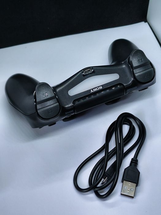 Comando para PC/PS4 Em ótimo estado + cabo.