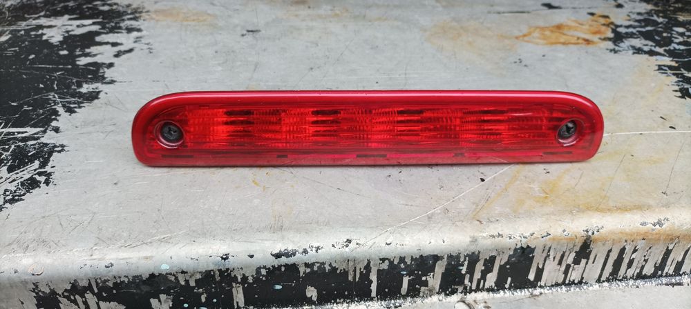 Задний дополнительный фонарь стоп-сигнала.