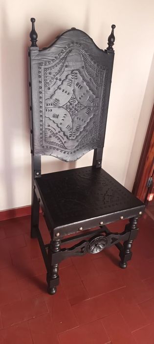 Conjunto de mesa e 6 cadeiras