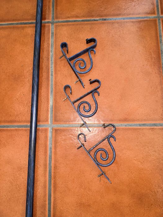 Varão de cortinas em ferro forjado e candeeiros