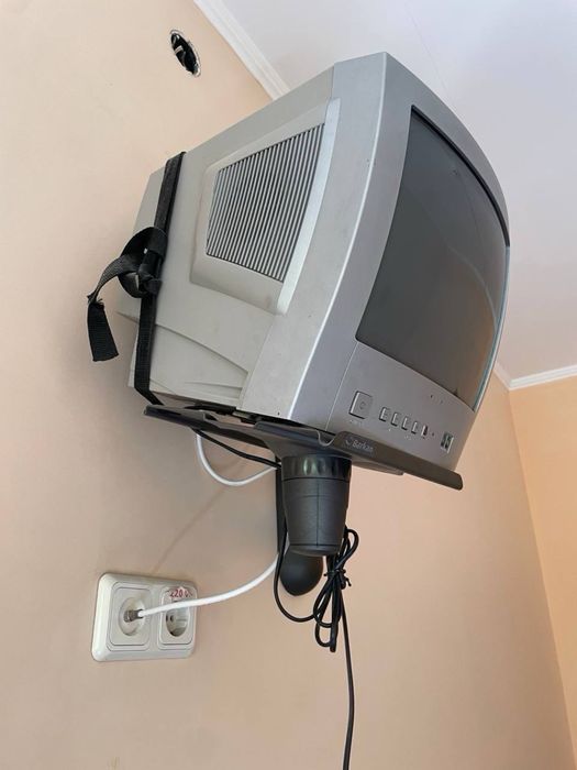 Продам настінний тримач для TV б/в