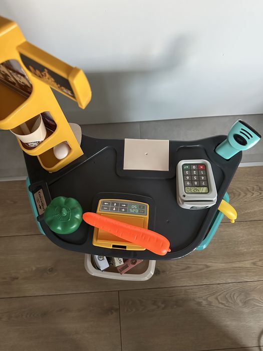 Zabawka sklep z artykułami i koszykoem sklepowym