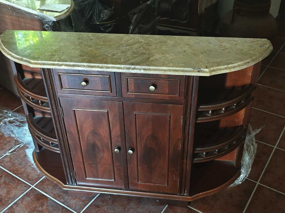 Vários moveis de madeira maciça