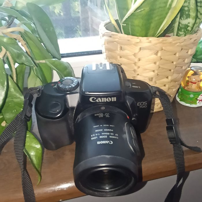 Aparat Canon EOS 700