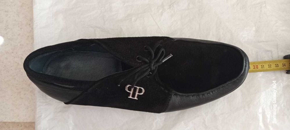 Продаю туфлі з натуральної замші на шнурівці. Стильна красива модель.