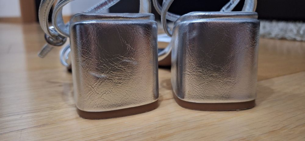 Sandálias prateadas Mango