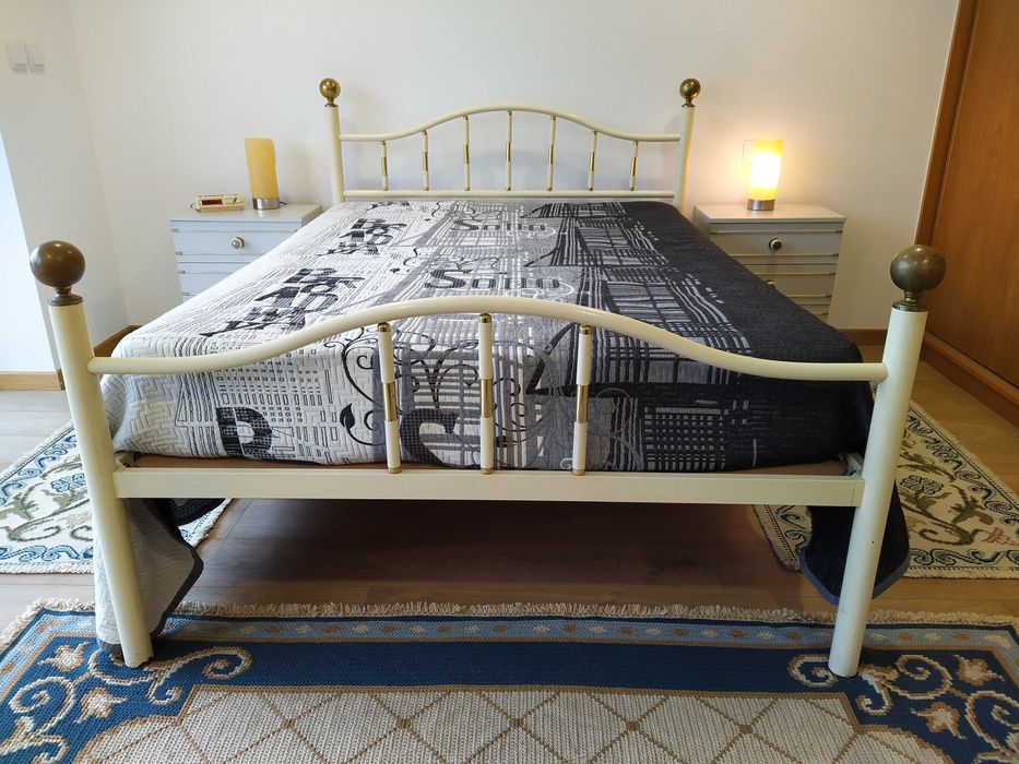 Cama de casal em ferro