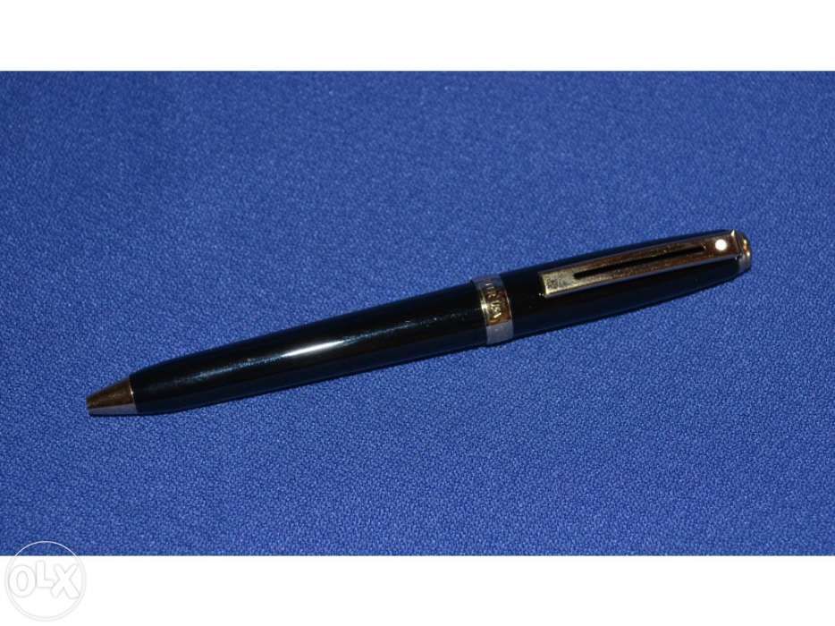 Esferográfica Sheaffer com bordo na tampa de ouro