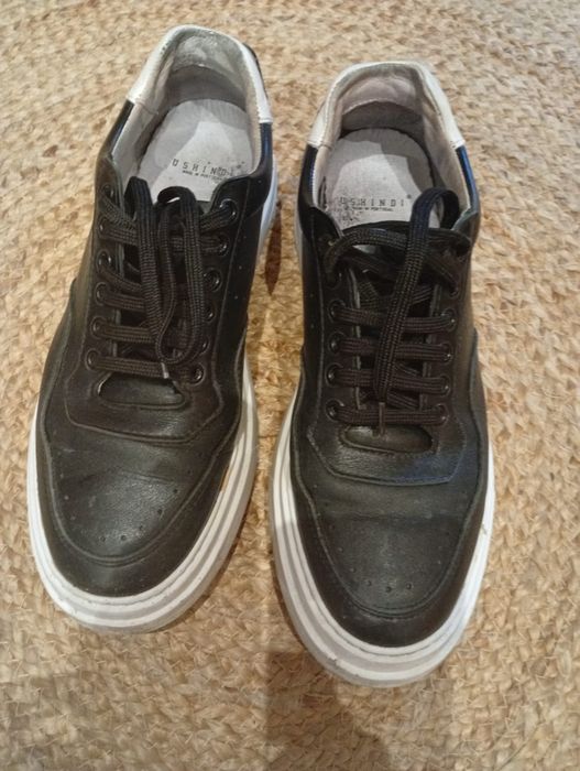 Sapatos pretos em pele de homem