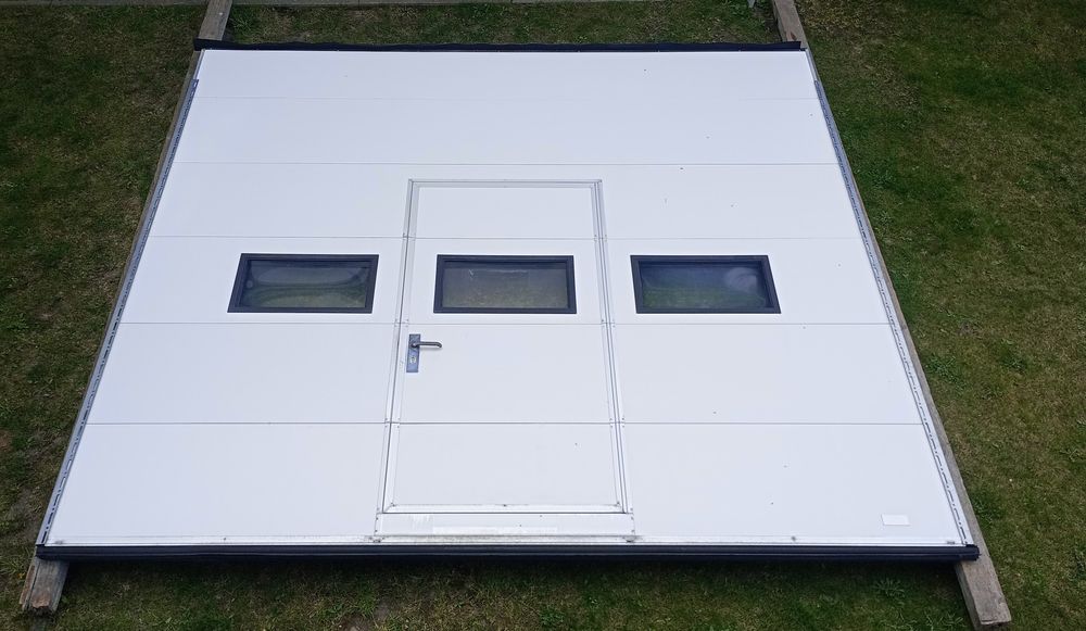 Brama z drzwiami segmentowa garażowa panelowa aluminiowa przemysłowa