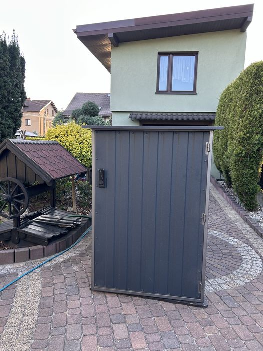 Do sprzedania garaż na motocykl.