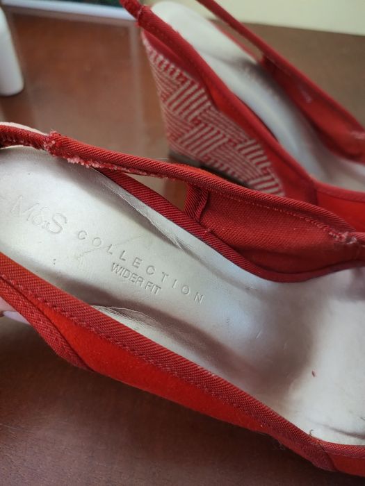 Босоніжки M&S на танкетці, р. 38