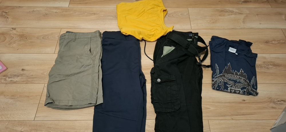 Ubrania dwie koszulki i dwie pary spodni i para spodenek