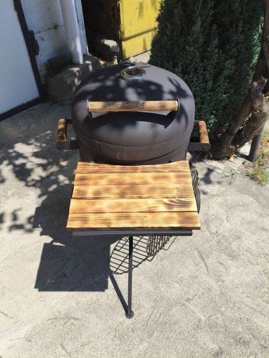 Вугільний гриль-барбекю