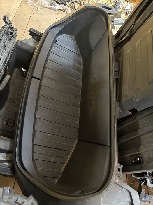 Переднє корито Tesla Cybertruck