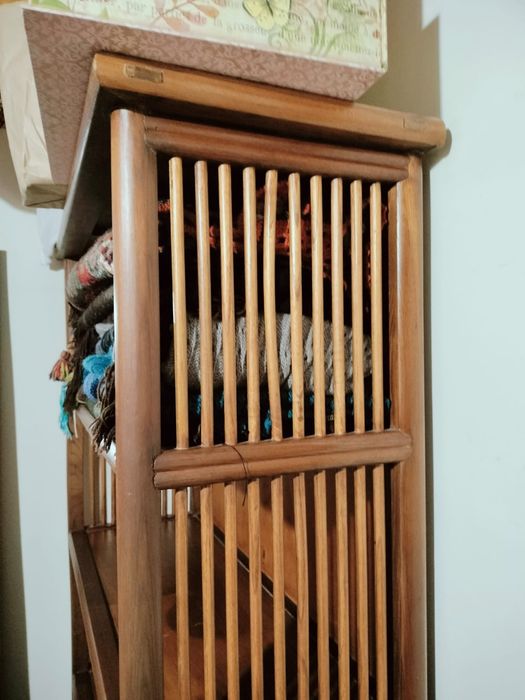 Estante em madeira exotica