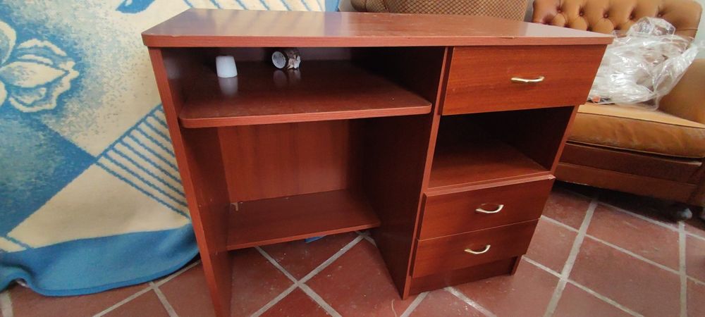 Secretaria e mesa de cabeceira em madeira