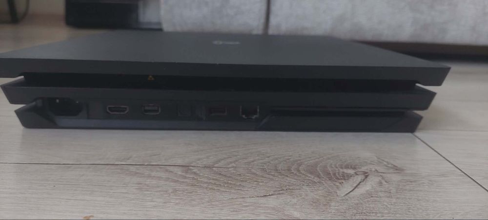 Ps4 Pro + 2 pady