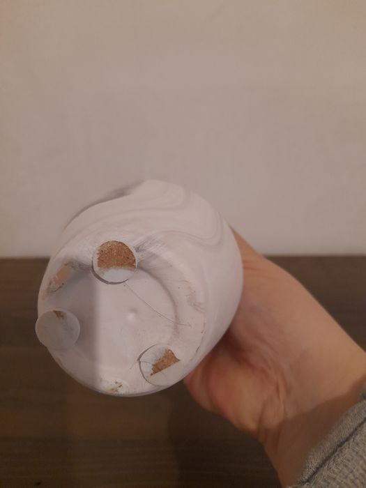 Jarra pequena branca com laivos de cinzento