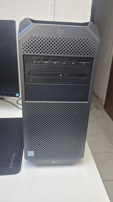 Workstation HP Z4 G4 com 2 monitores Philips de 24"