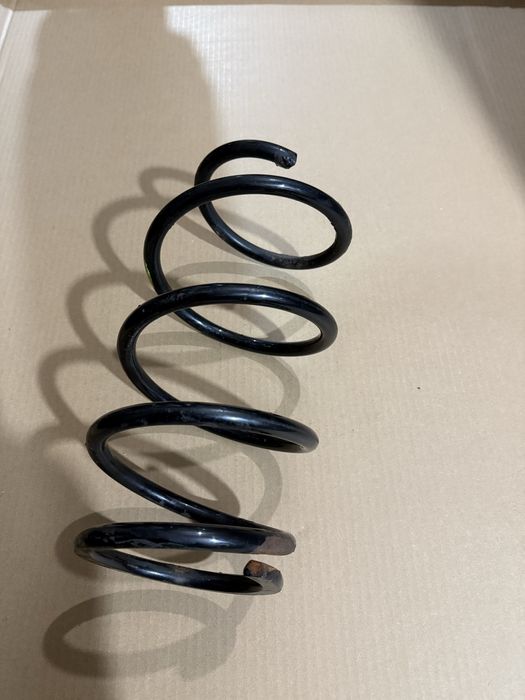 Продам оригінальну передню пружину  Тойота Камрі 40